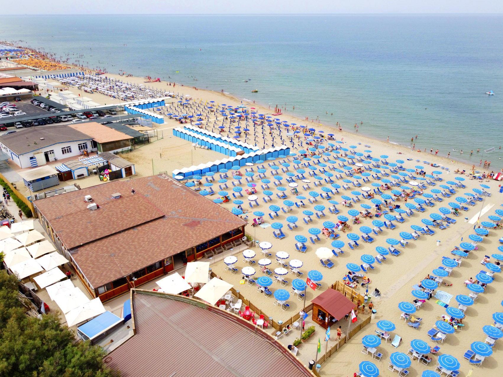 Uno stabilimento balneare del litorale pisano