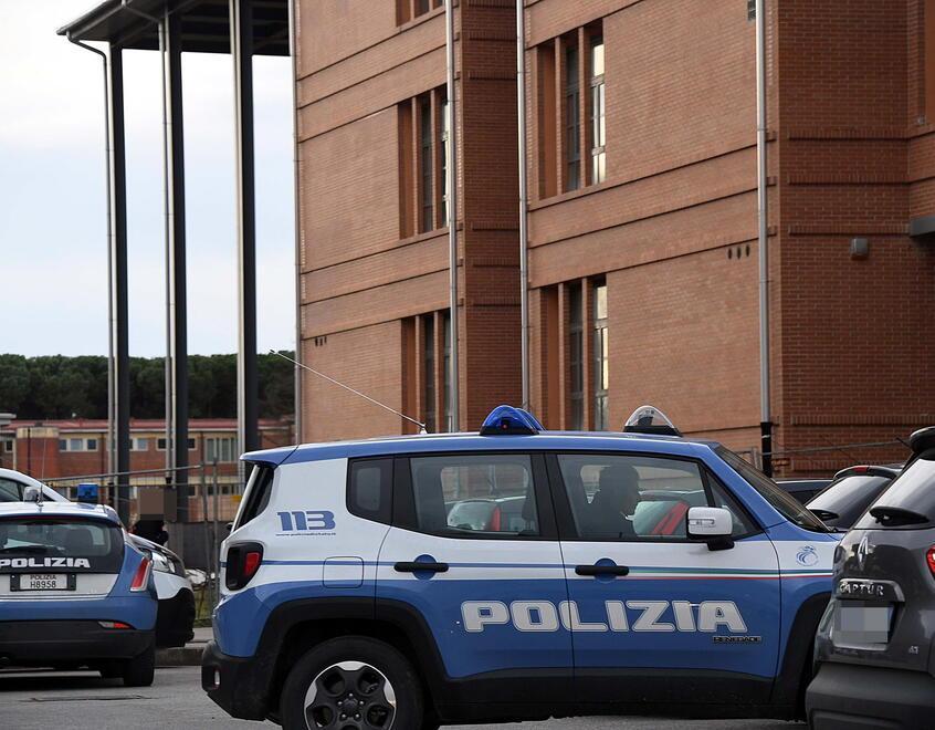 Un controllo della polizia al Villaggio Scolastico