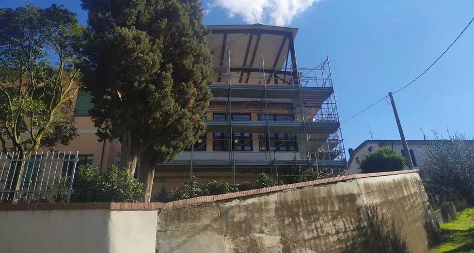 Il cantiere alla scuola primaria di Santo Pietro Belvedere