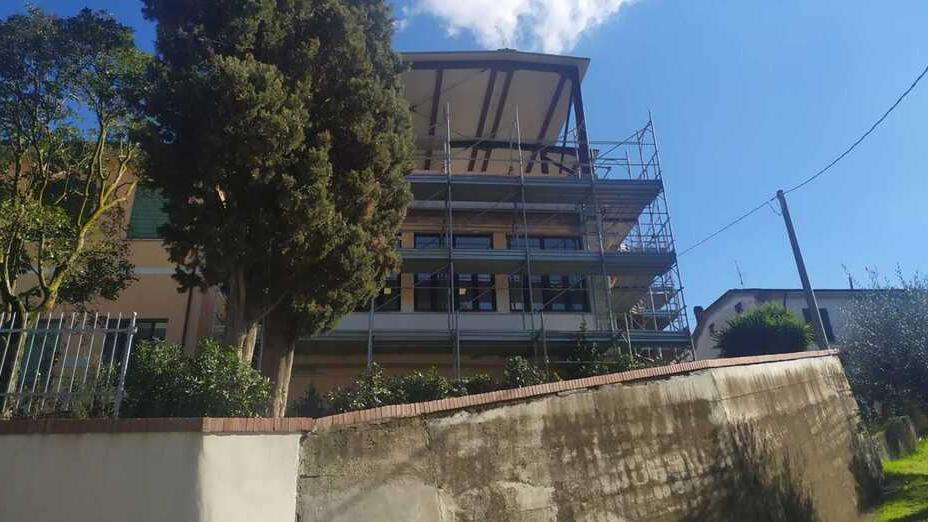 Il cantiere alla scuola primaria di Santo Pietro Belvedere