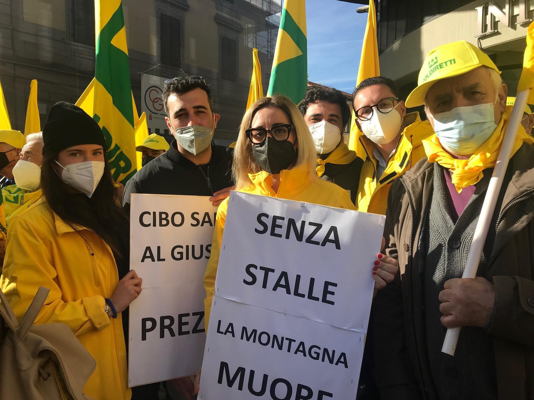 Alcuni manifestanti associati Coldiretti alla manifestazione del 17 febbraio in piazza Fratelli Rosselli a Grosseto