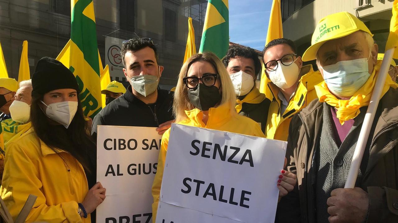 Alcuni manifestanti associati Coldiretti alla manifestazione del 17 febbraio in piazza Fratelli Rosselli a Grosseto