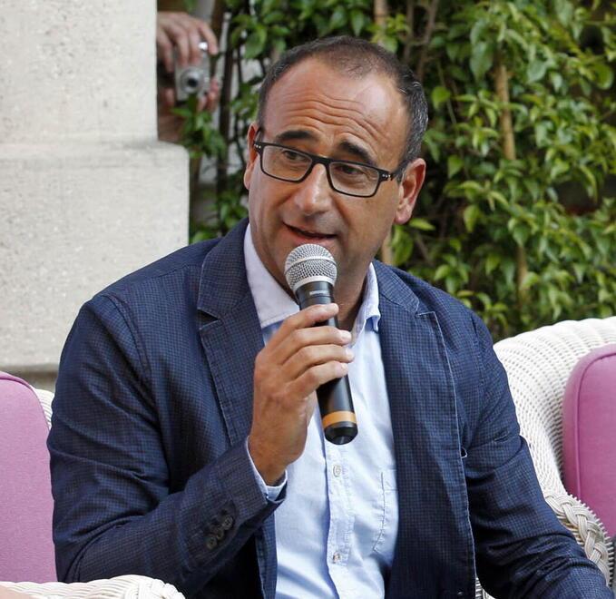 Il conduttore Carlo Conti, qui in un talk show di alcuni anni fa al Gambrinus di Montecatini