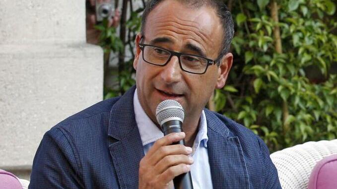 Il conduttore Carlo Conti, qui in un talk show di alcuni anni fa al Gambrinus di Montecatini