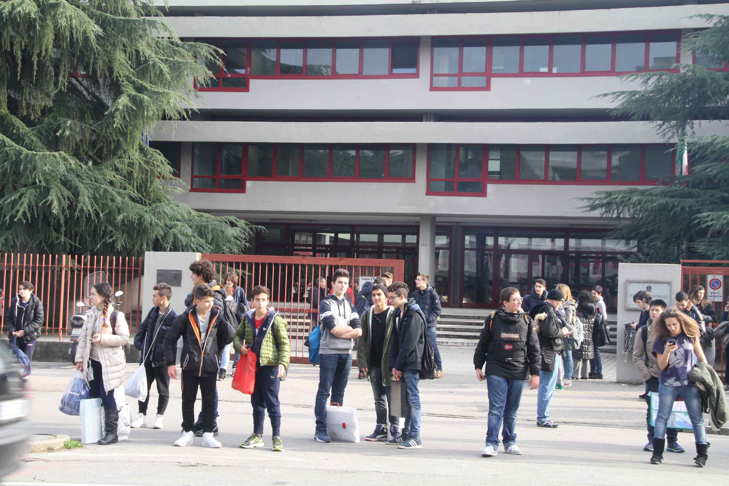Il Buzzi respinge gli studenti non pratesi: «Pochi spazi e c’è l’ordine della Provincia» 