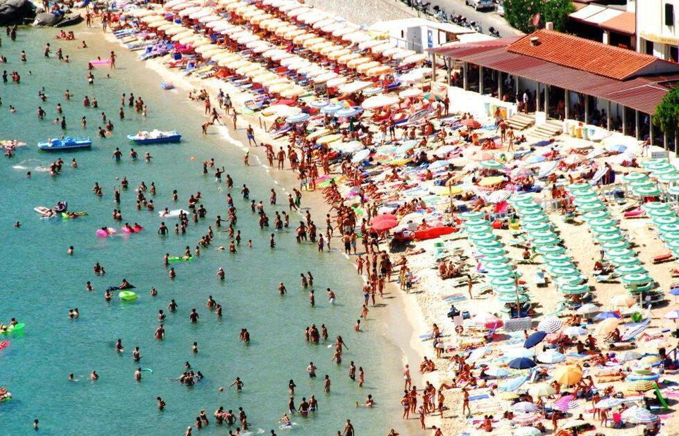 La spiaggia di Cavoli affollata di turisti durante il mese di agosto