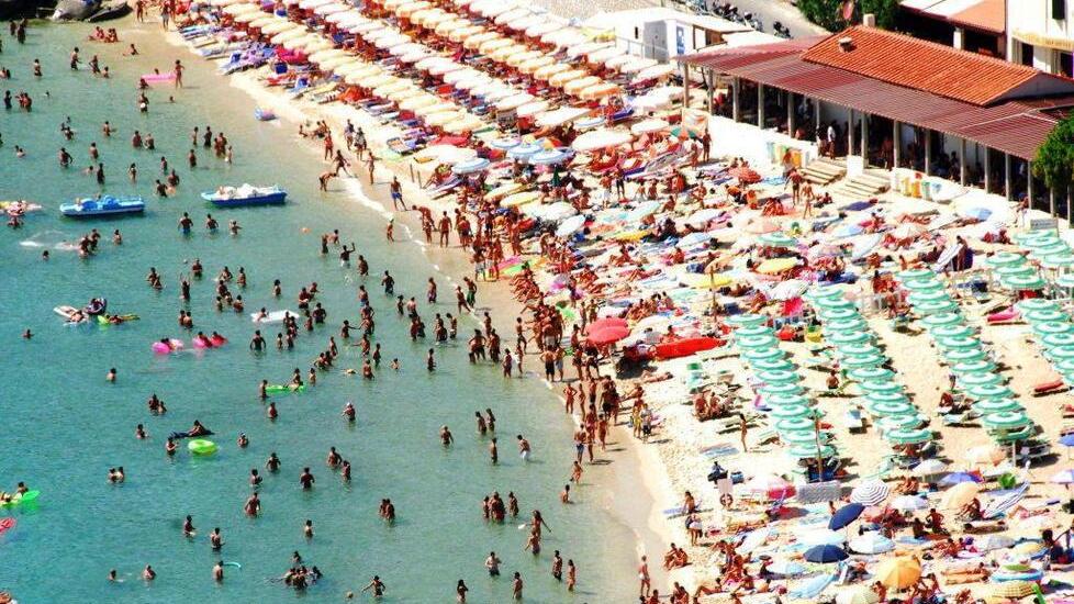 La spiaggia di Cavoli affollata di turisti durante il mese di agosto