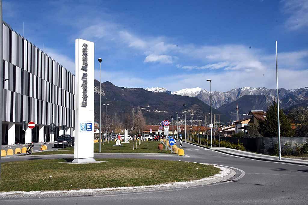  Un'auto colpisce la scala su cui sta lavorando,  ferito un operaio