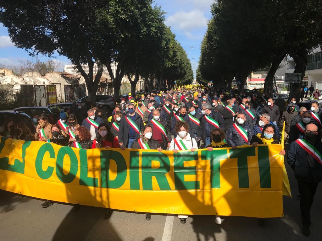 Sindaci in testa, la manifestazione di Coldiretti a Cagliari contro il caro prezzi ha richiamato mille agricoltori da tutta l'isola (foto Mario Rosas)
