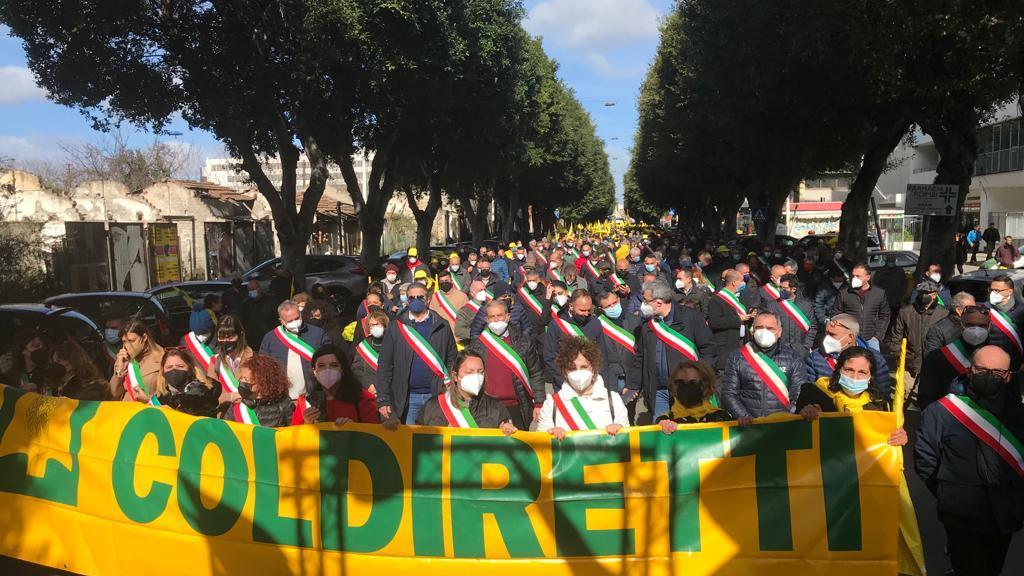Sindaci in testa, la manifestazione di Coldiretti a Cagliari contro il caro prezzi ha richiamato mille agricoltori da tutta l'isola (foto Mario Rosas)