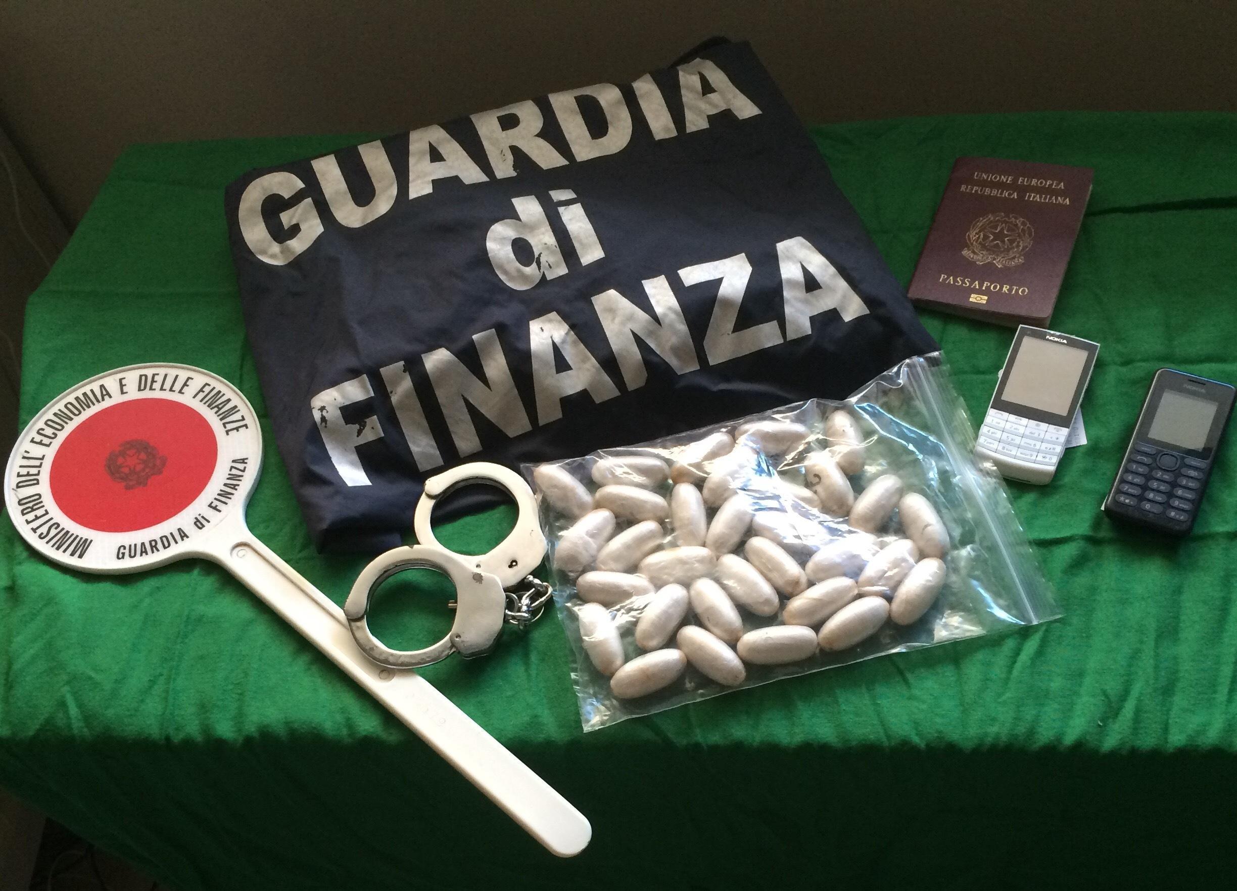 Da Malpensa a Fertilia con 41 ovuli di eroina in pancia: arrestata