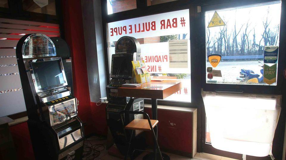 Ladri in azione nel bar di via Gramsci, rubati cibo, affettatrici, sigarette e cambia monete