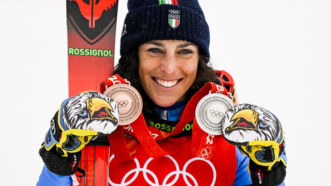 Federica Brignone mostra le due medaglie vinte ai Giochi: l'argento nello slalom gigante e il bronzo nella combinata