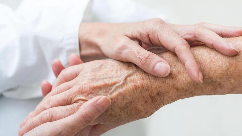 Il dibattito sul fine vita, «Dobbiamo riscoprire la compassione e smettere di pensare di essere soli»