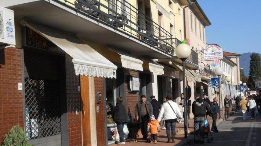 Negozi in via Piaggia a Capannori (foto di archivio)