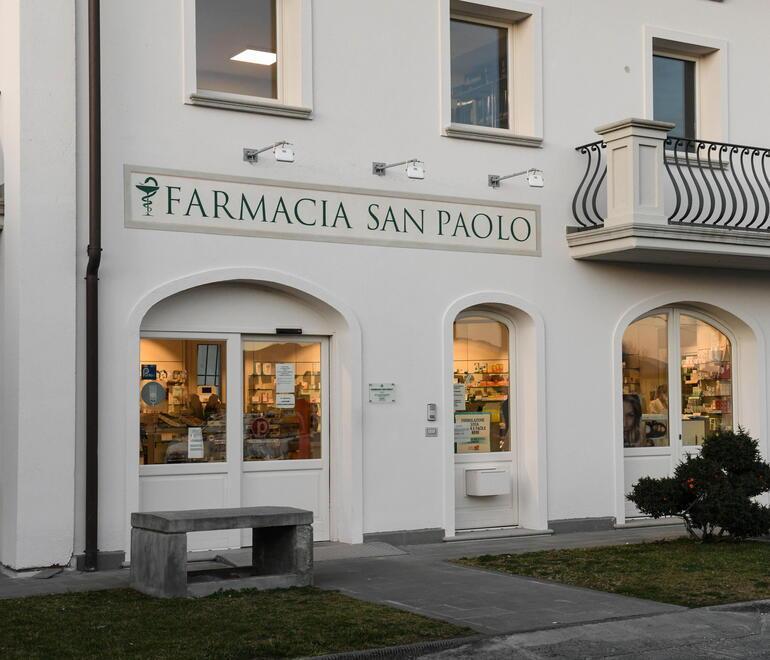 La farmacia rapinata (foto Fiorenzo Sernacchioli)