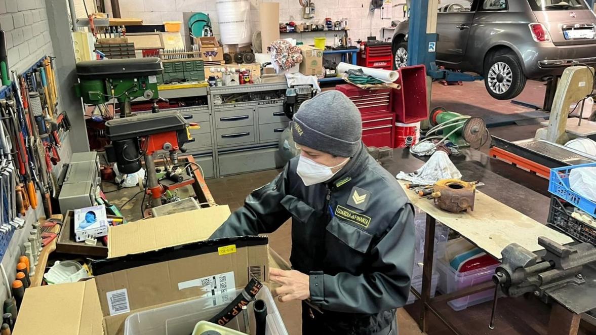L’ispezione delle Fiamme Gialle nell’officina abusiva