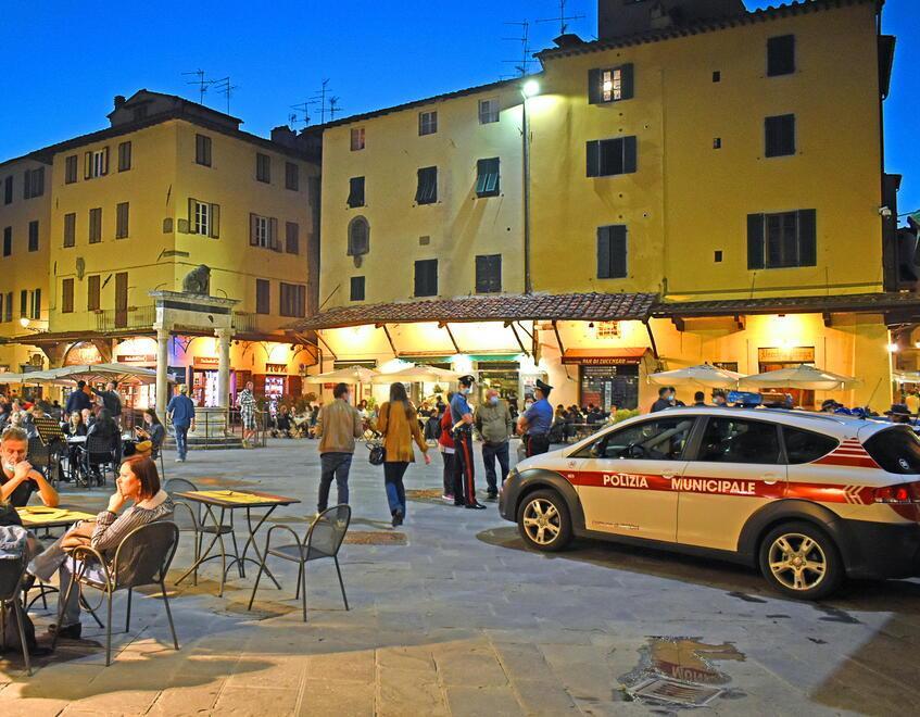 Vigili urbani e carabinieri in piazza della Sala: secondo i residenti, una presenza troppo rara (foto Gori)