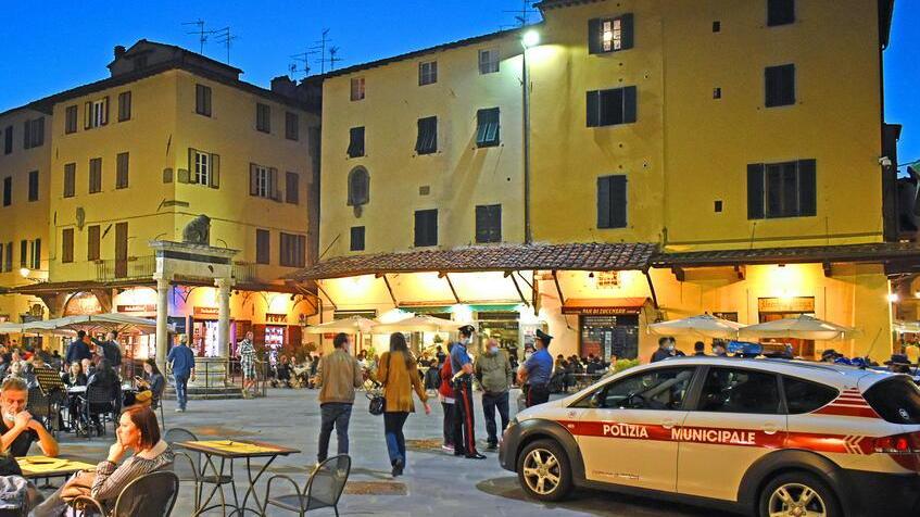 Vigili urbani e carabinieri in piazza della Sala: secondo i residenti, una presenza troppo rara (foto Gori)