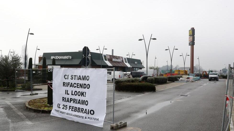Il cartello che indica la chiusura all’ingresso del parcheggio del ristorante (Foto Nucci)
