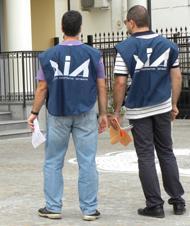 Gli investigatori della Dia durante una operazione