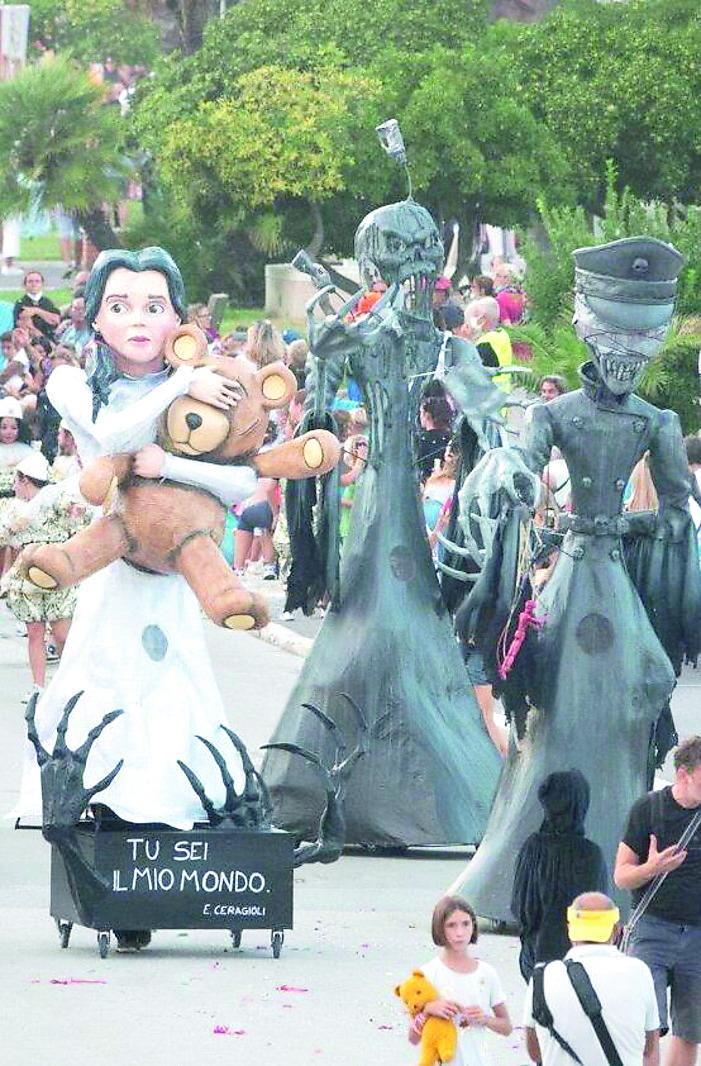 Carnevale di Viareggio, nelle mascherate di gruppo il trionfo di fantasia e creatività 