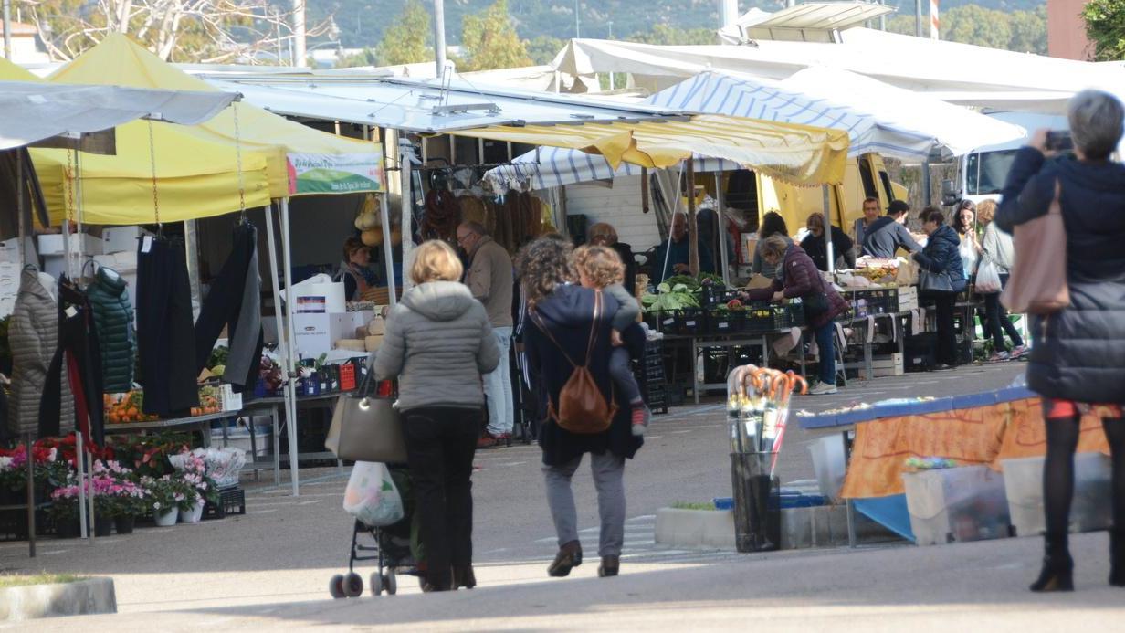 Ambulanti fumata grigia il mercatino non trasloca