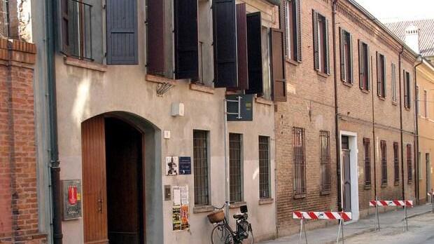 Una pistola giocattolo sfoderata in classe, quindicenne nei guai