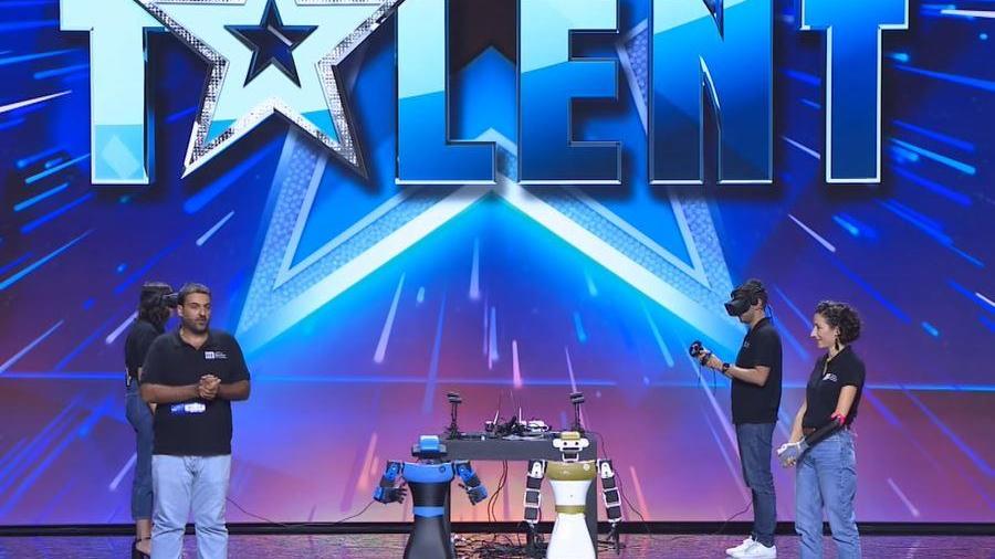 I robot del centro Piaggio sul palco dei talenti sotto gli occhi di Bebe Vio
