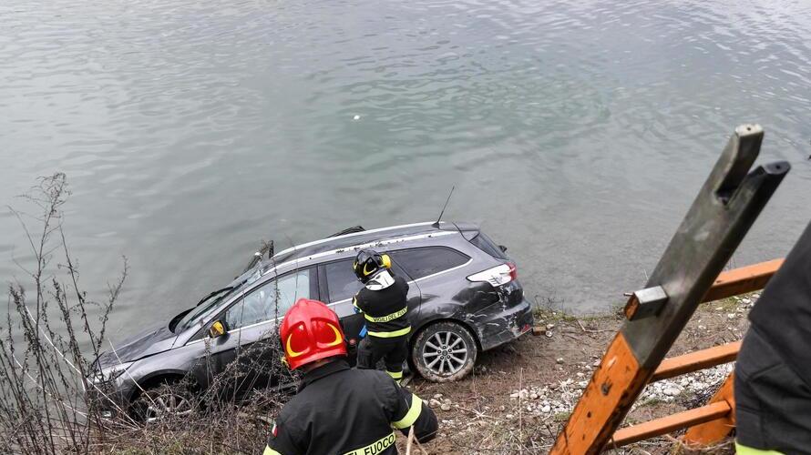 L’auto nelle acque del Serchio