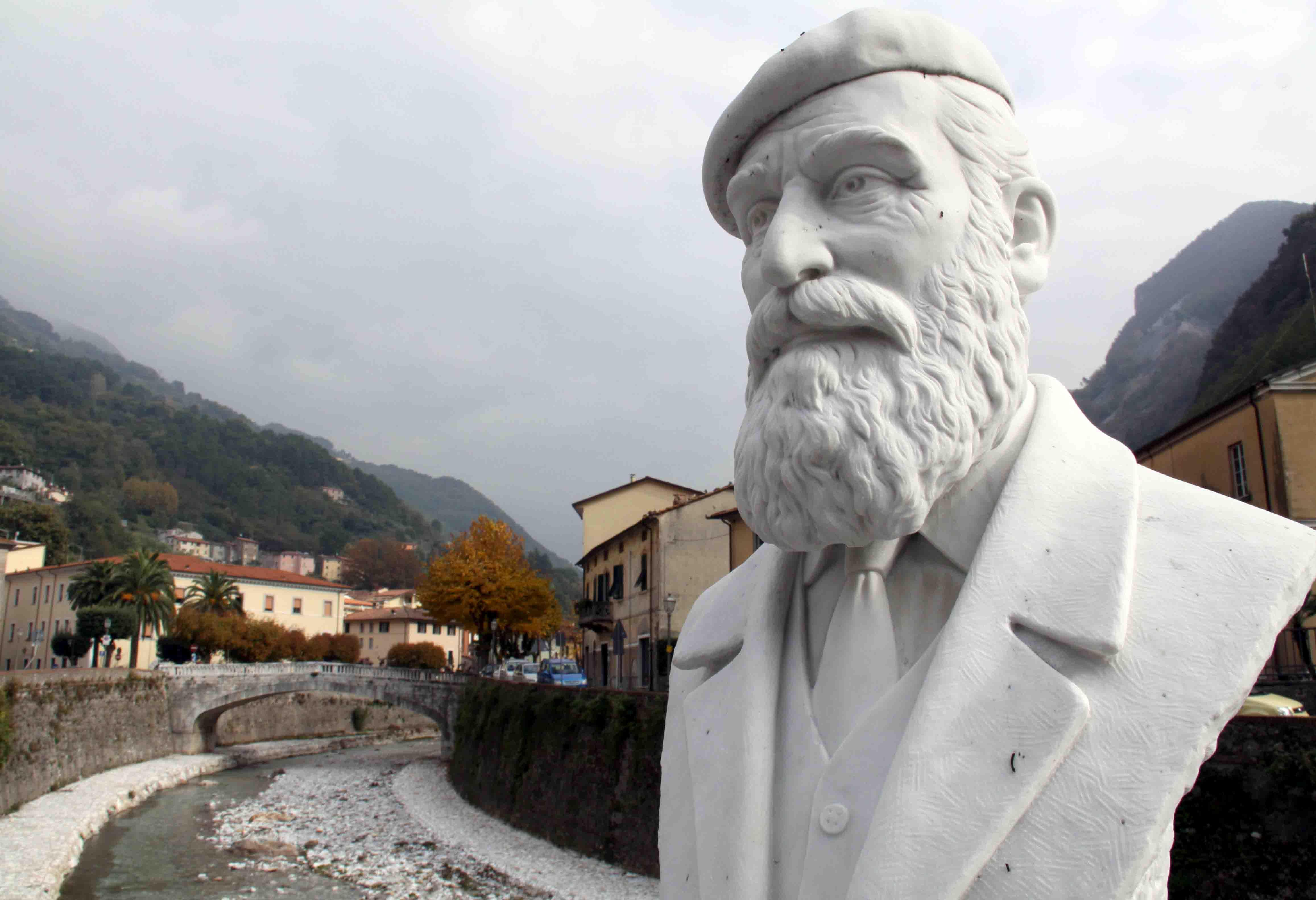 Il monumento a Enrico Pea a Seravezza, dove nacque nel 1914