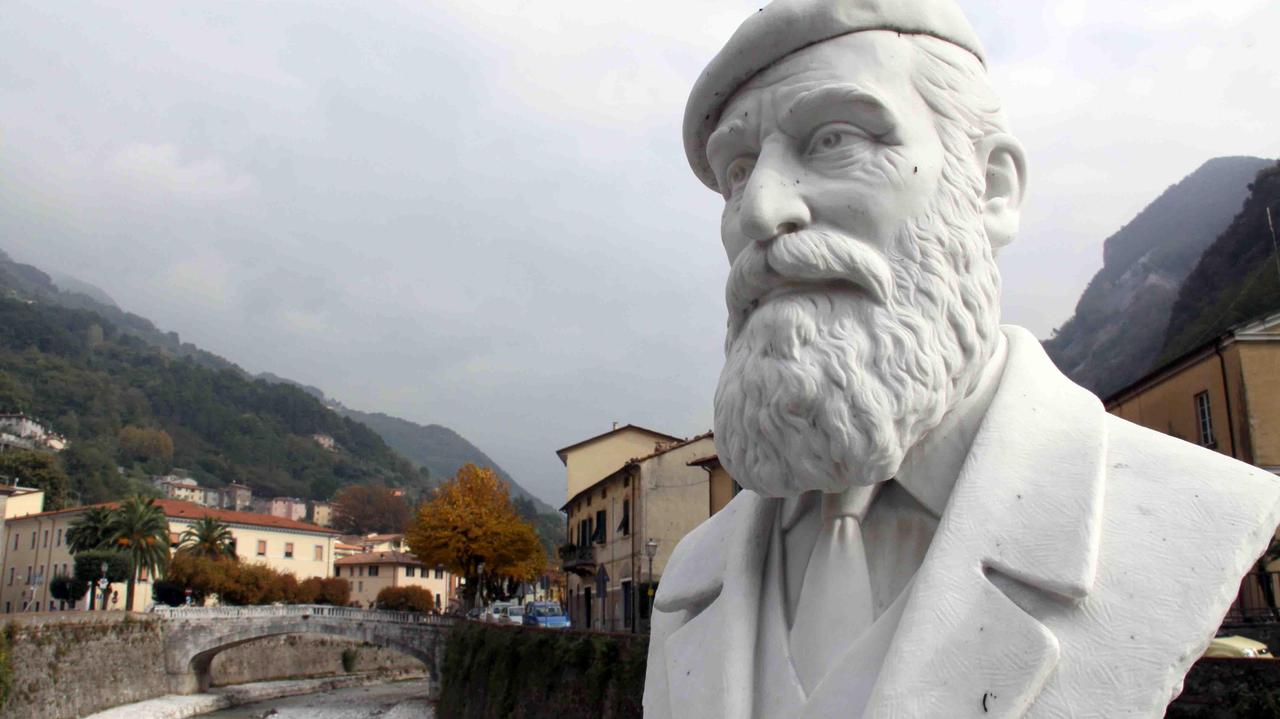 Il monumento a Enrico Pea a Seravezza, dove nacque nel 1914