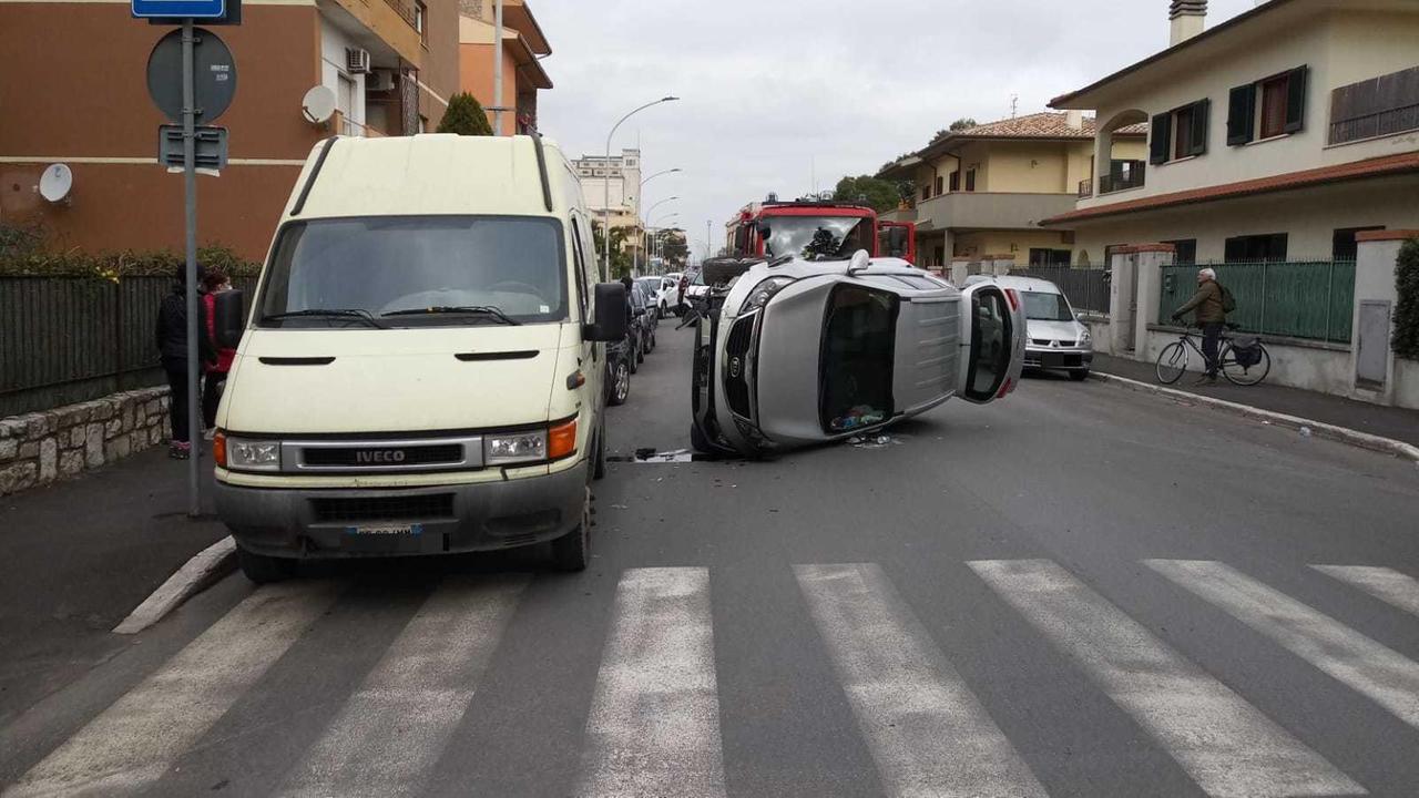 L'auto rovesciata