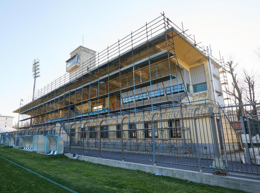 Il cantiere aperto sulla tribuna centrale dello stadio Lungobisenzio