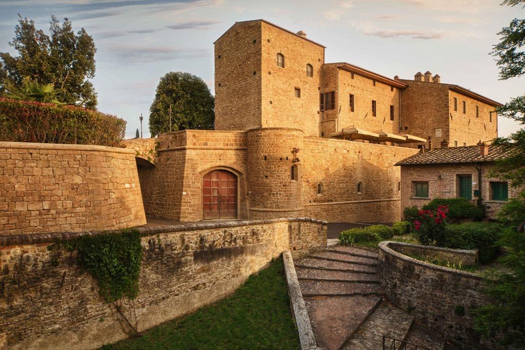 una veduta del borgo di Castelfalfi con il magnifico castello che si trova nel comune di Montaione