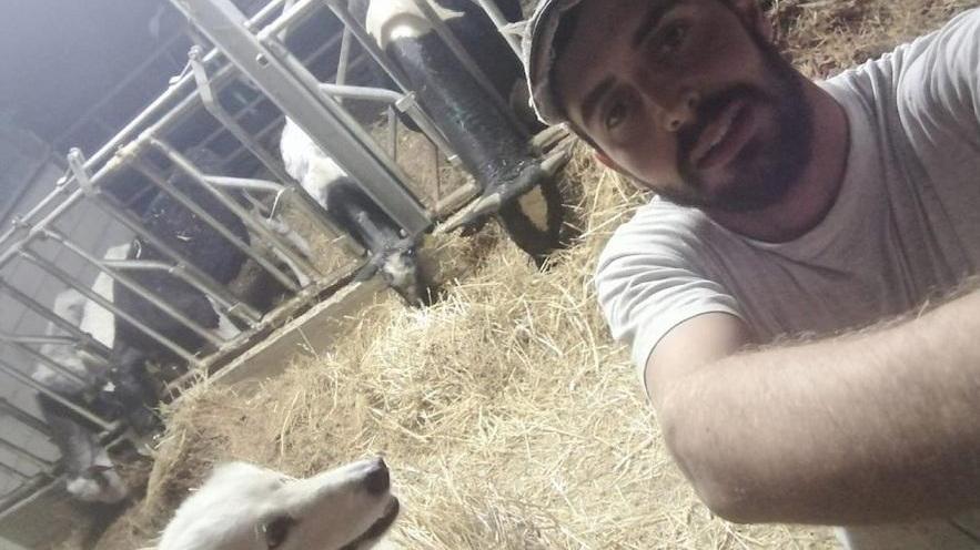 Un selfie con la fida Diana, pastore maremmano