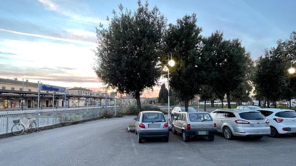 Il parcheggio di piazza Tien an Men, accanto alla stazione ferroviaria di Follonica