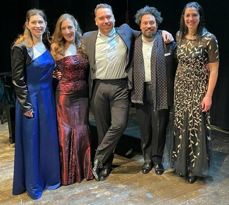 o Marco Ciaponi (al centro) con (da sinistra) Silvia Pantani, Ilaria Ribezzi, Matteo D'Apolito e Anna Cognetta, gli amici artisti che lo hanno accompagnato nel memorial per la madre Giovanna Fratini