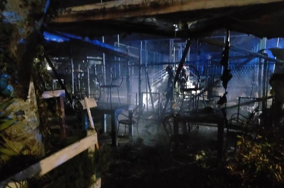 Incendio in un bar a Vada: distrutto il gazebo. Le indagini e la solidarietà dei clienti 