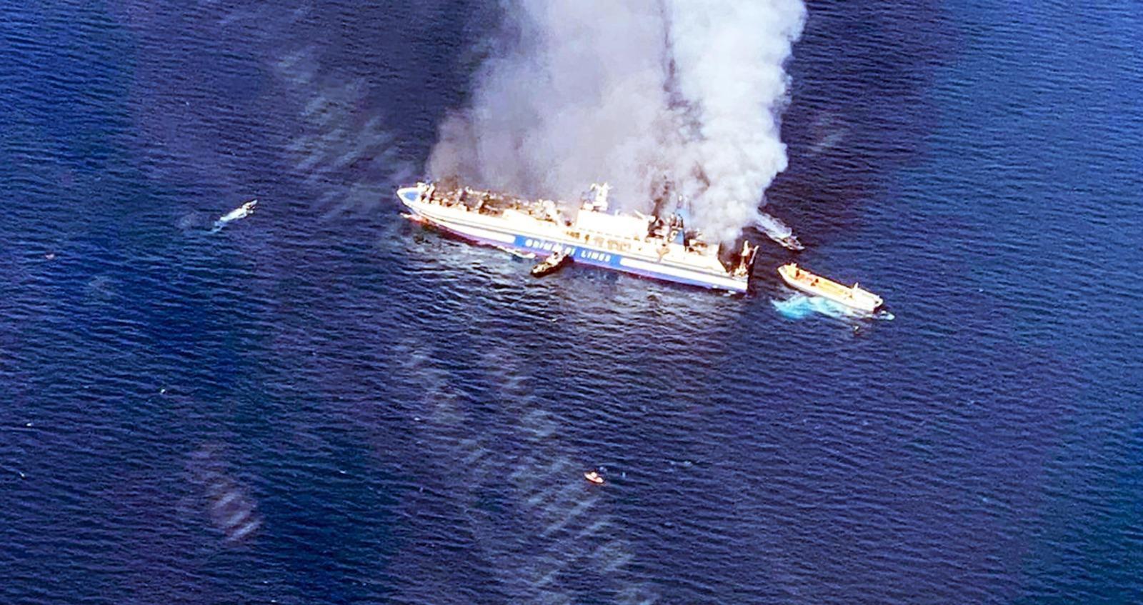 Traghetto Grimaldi in fiamme tra la Grecia e Brindisi: otto dispersi. Il racconto dei soccorsi - Video 