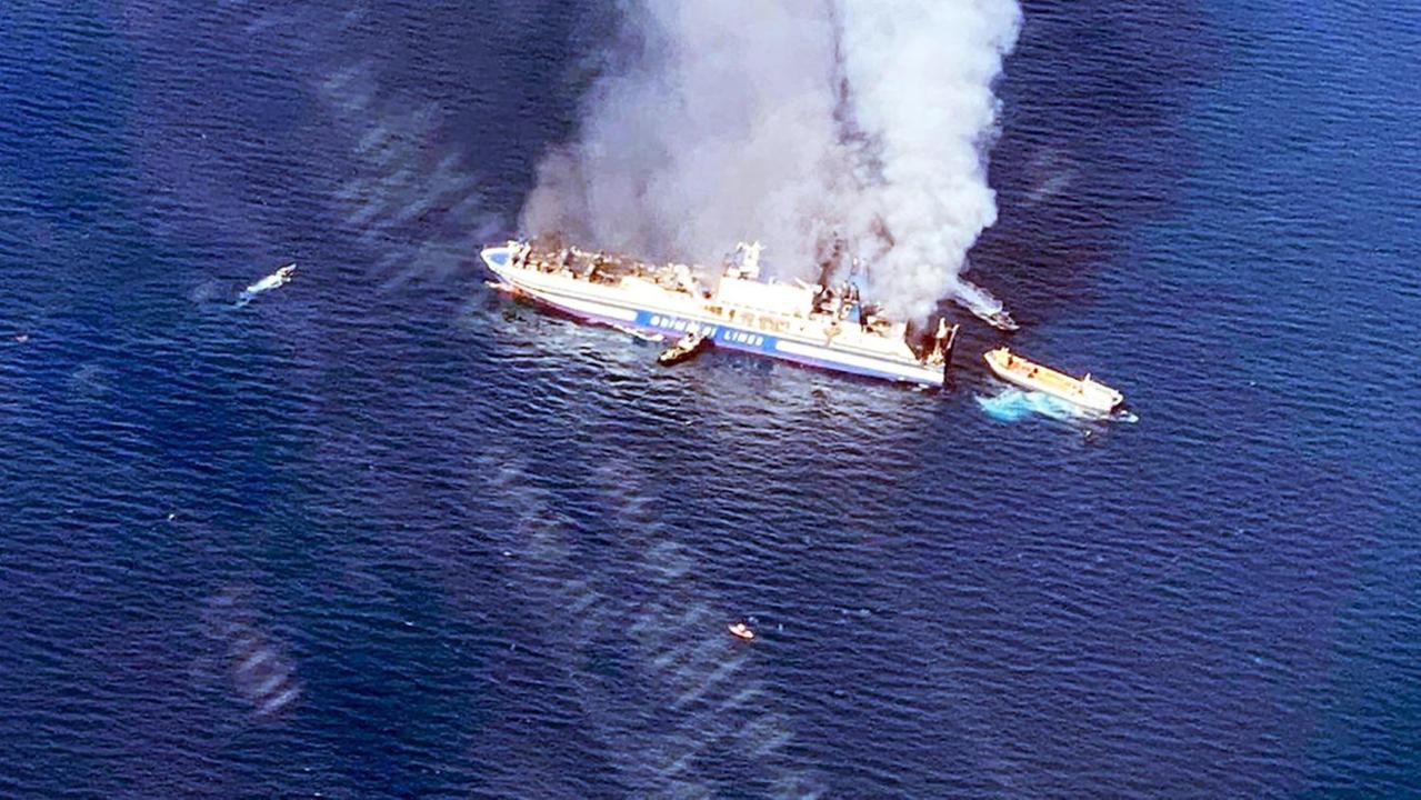 Traghetto Grimaldi in fiamme tra la Grecia e Brindisi: otto dispersi. Il racconto dei soccorsi - Video