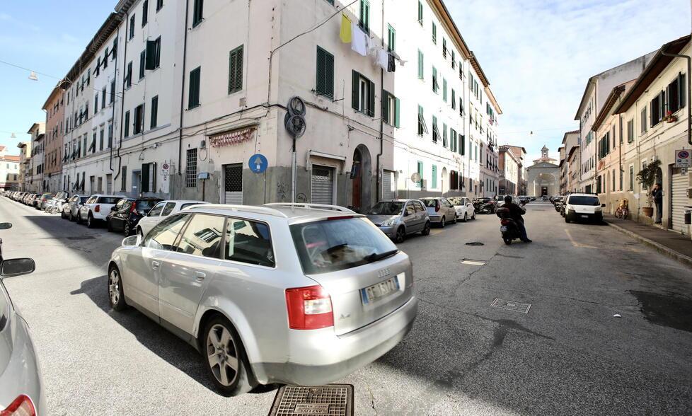 Un’auto all’incrocio fra via Adriana e via del Leone (foto d’archivio)