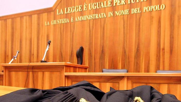 Due processi per la stessa lite, assolta dall’accusa di lesioni