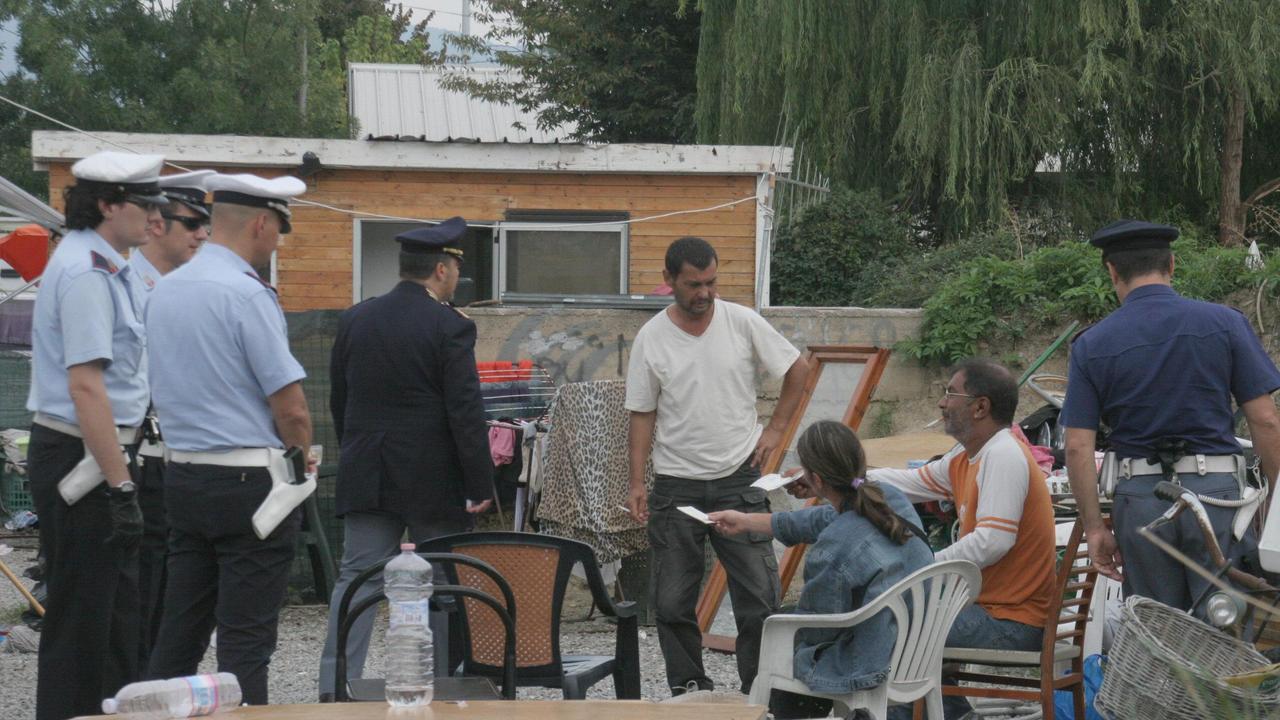 Controlli al campo nomadi di viale Marconi (archivio)