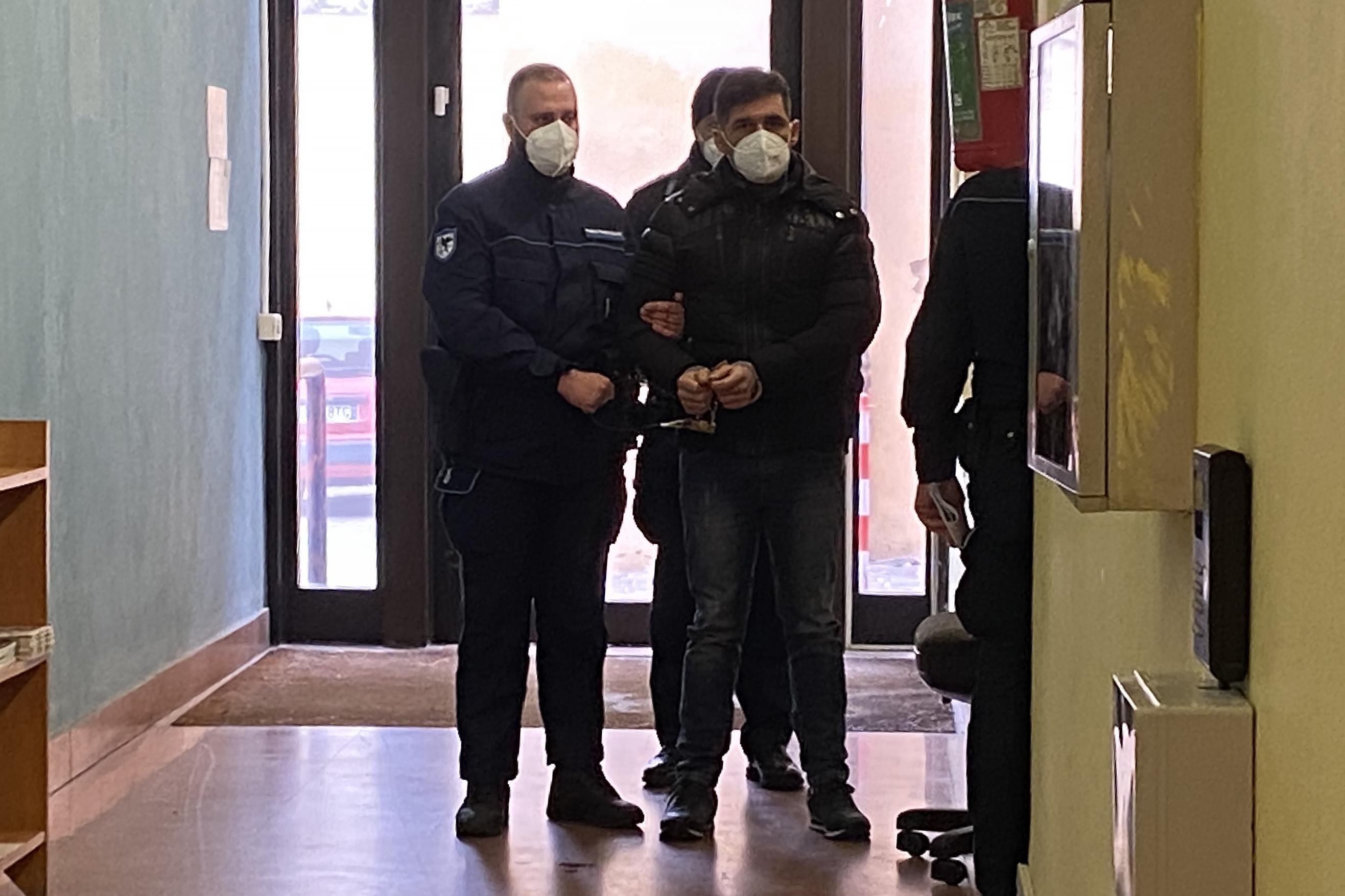 Donato Saveri all'arrivo in tribunale nella mattinata: il giudice lo ha rinviato a giudizio, sarà processato il prossimo 14 aprile