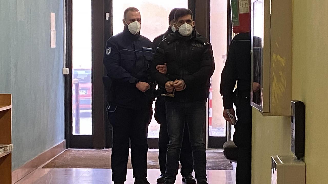 Donato Saveri all'arrivo in tribunale nella mattinata: il giudice lo ha rinviato a giudizio, sarà processato il prossimo 14 aprile