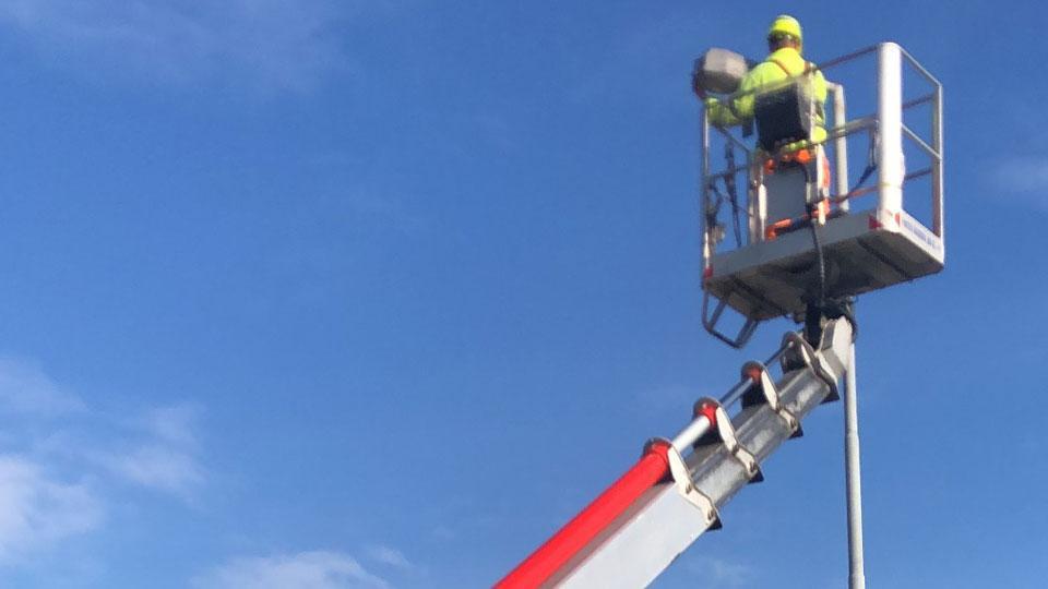 Un tecnico al lavoro per installare i nuovi lampioni a led