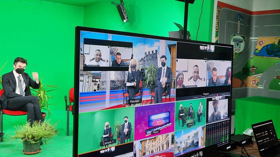 Un momento dell’incontro con i monitor per ospitare in diretta dal carcere i due detenuti