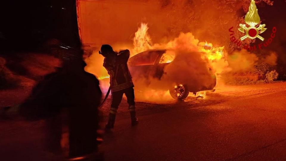 auto andata a fuoco a San Martino e l’intervento dei vigili del fuoco di Portoferraio.