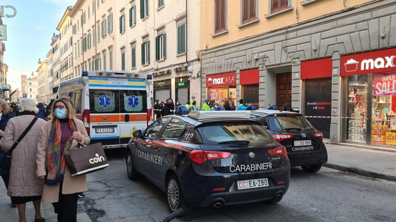 I carabinieri e la Misericordia in via Ricasoli (foto Daniele Stefanini/Silvi)